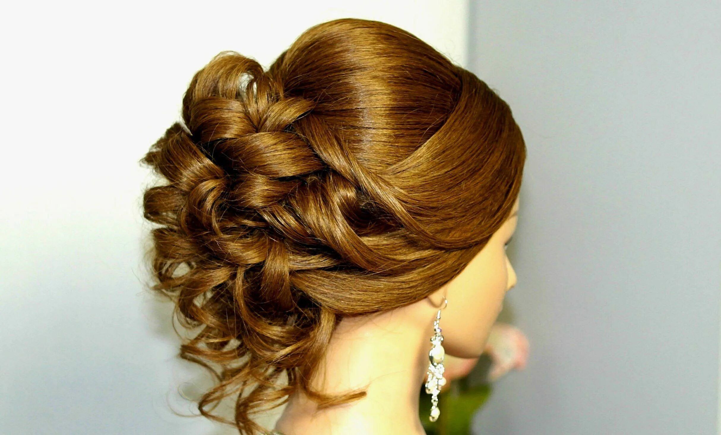 Посмотреть красивые прически Hairstyles for medium long hair. Bridal prom updo. Прическа на выпускной... Fris