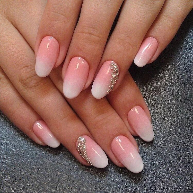 Посмотреть красивый маникюр на среднюю длину manucure-ombré-élégante-rose-blanc-nail-art-strass Trendy nail art, Trendy nail 