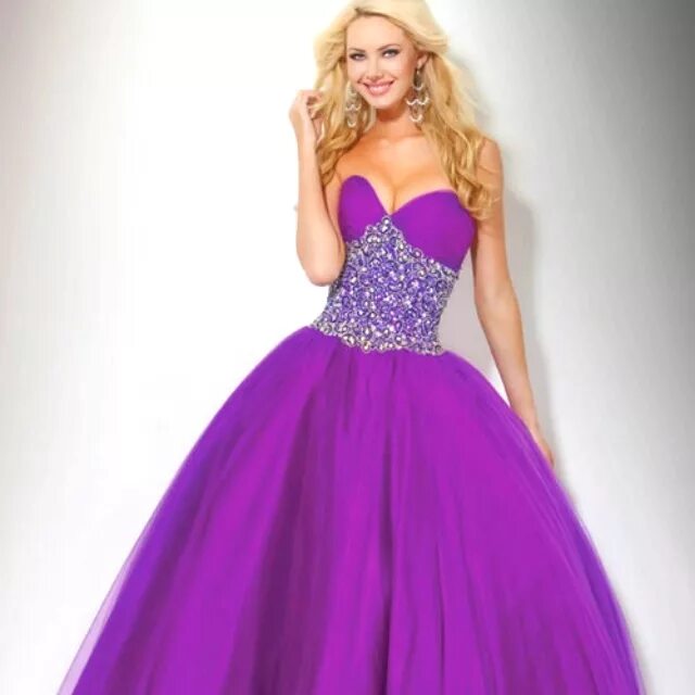 Посмотреть платья фото Is it bad I'm already searching grad dresses.. Can't wait! Ball dresses, Sweet 1