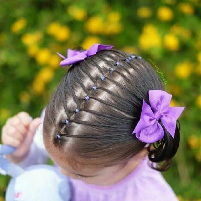 Посмотреть прически для девочек La imagen puede contener: 1 persona, flor Toddler hair, Girl hair dos, Baby hair