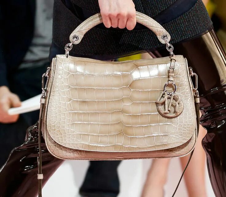 Посмотреть сумки фото PurseBlog - Designer Handbag News and Reviews Christian dior handbags, Dior hand