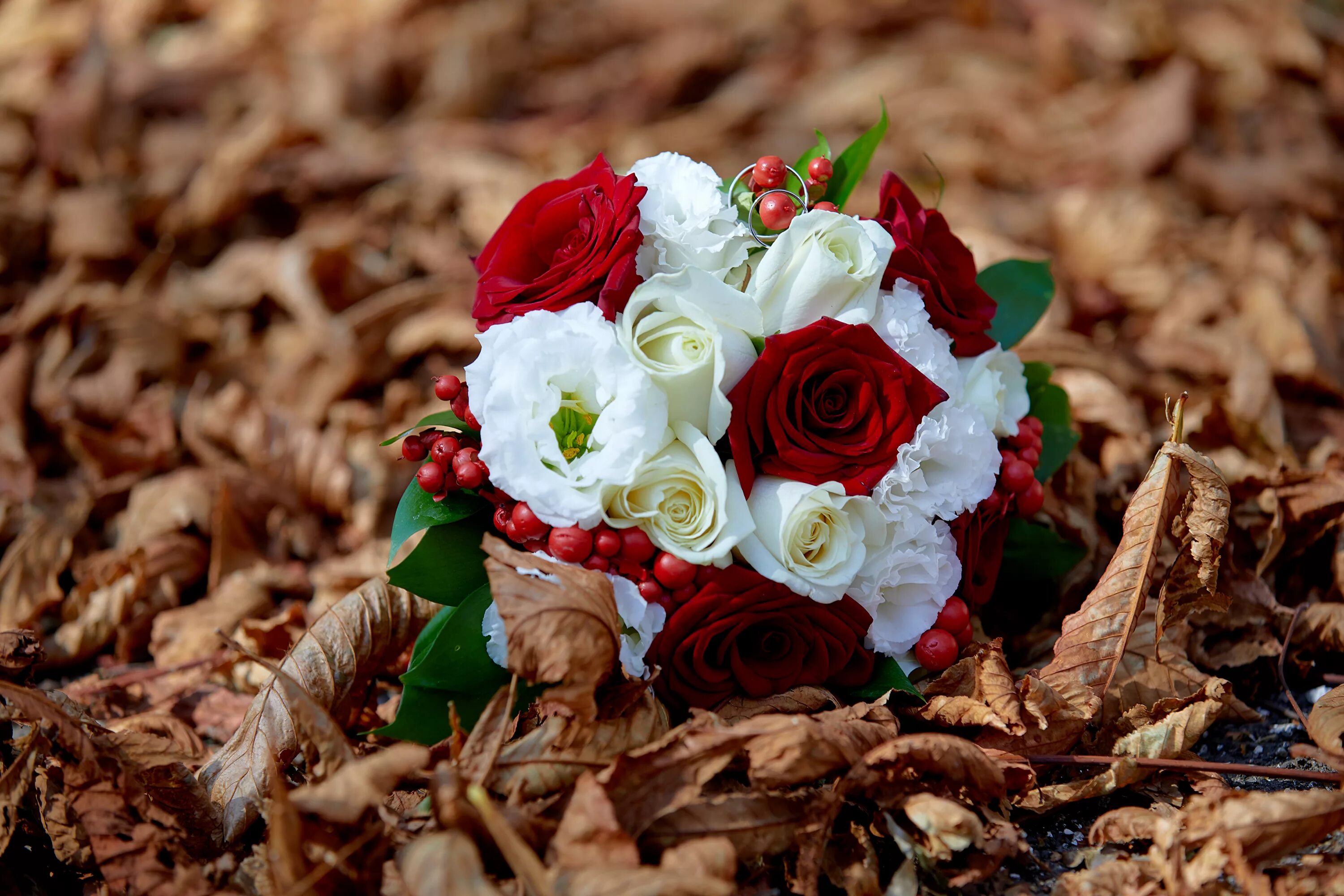 Посмотрите фото букетов Beautiful wedding bouquet lies on dry grass Desktop wallpapers 1400x1050