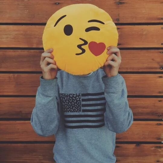 Поставить смайлик на лицо на фото Connor Franta Emoji pillows, Kiss emoji, Connor franta