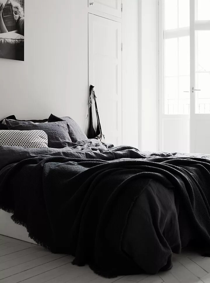 Постель черно белое фото COZY APARTMENT IN BLACK AND WHITE 79 Ideas Scandinavische slaapkamer, Slaapkamer