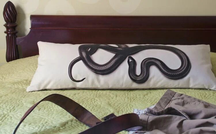 Постельное белье со змеями фото scary pillow case - Black King Snake Lumbar Pillows