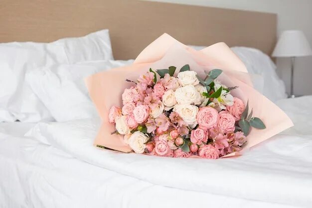 Постельные фото цветов Premium Photo Bouquet of flowers on the hotel bed, gift