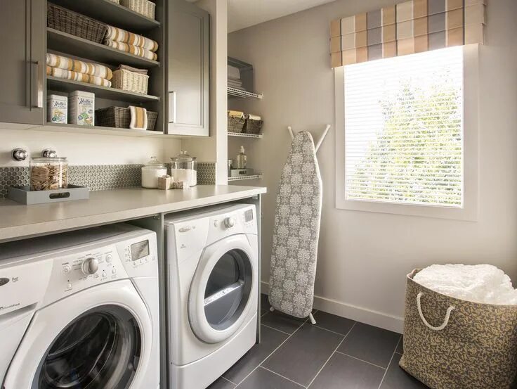 Постирочная комната в частном доме фото Quaint laundry room with built-in storage. #SabalHomes #laundry #cute Pequeñas h