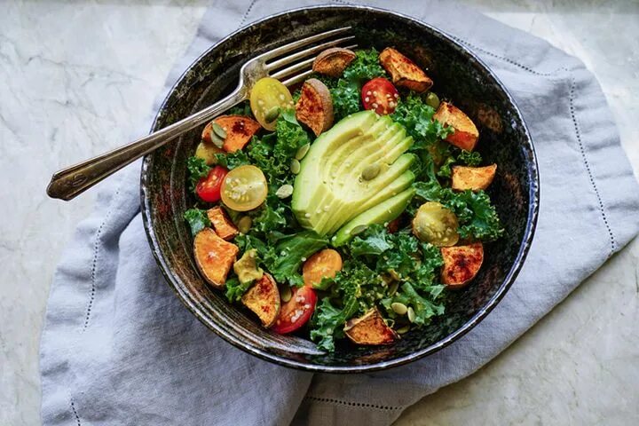 Постные блюда фото простые и вкусные Avocado With Roasted Pumpkin Seeds and Kale Salad Recipe Nutrient packed smoothi