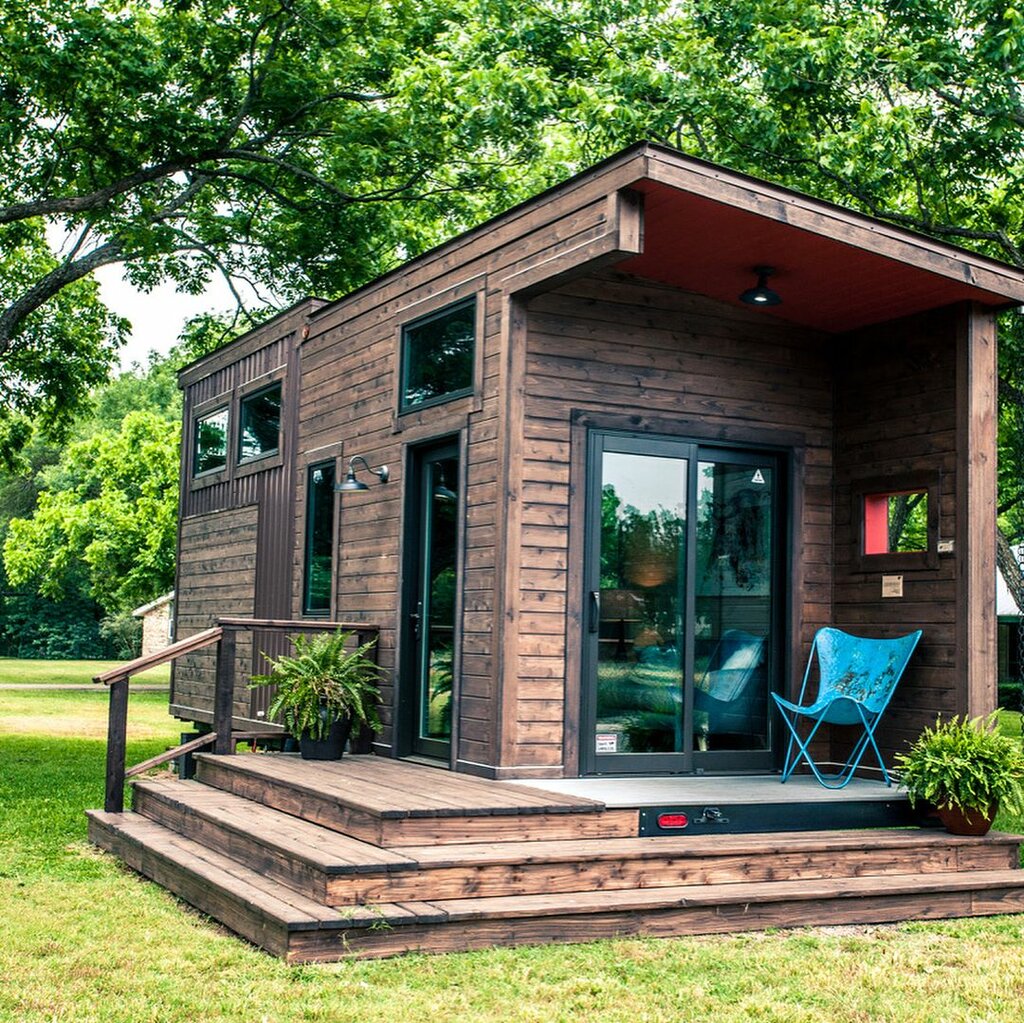 Après un divorce coûteux, elle décide de construire une petite maison pour 10 00