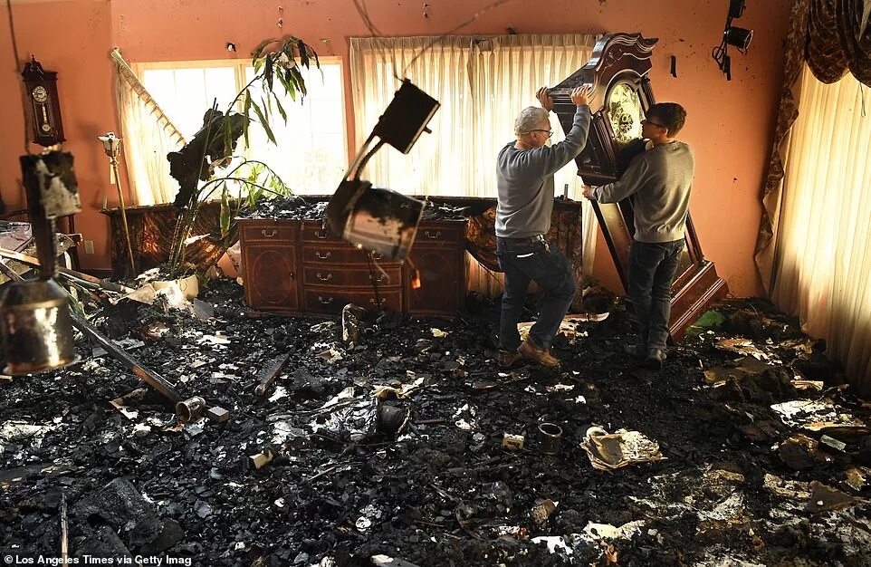 Построить дом после пожара оформление Heartbreaking moment families return to find homes and belongings destroyed by S