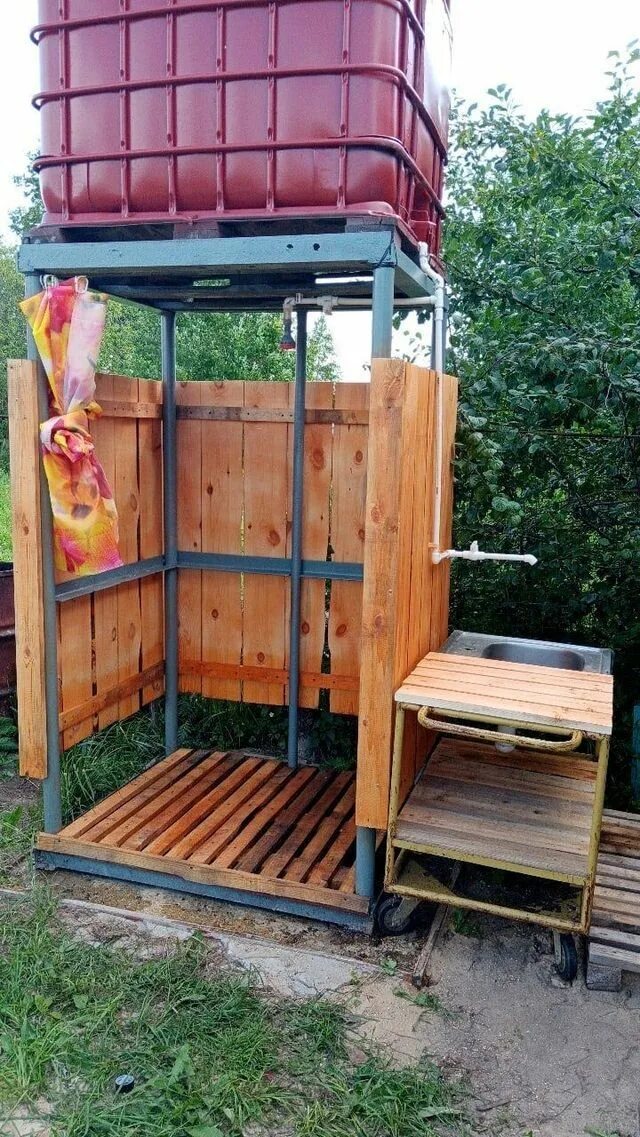 Построить летний душ на даче своими руками Outdoor Shower Outdoor bathroom design, Backyard pavilion, Outdoor shower diy