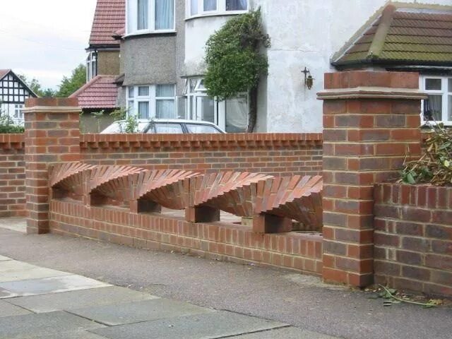 Постройки из кирпичей фото Brick Fences: An Endless Way To Protect Your Home - InteriorSherpa Arsitektur, D