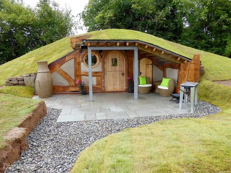 Постройки на участке фото Book Townsend Touring Park in Herefordshire, England Mole Manor Earth sheltered 