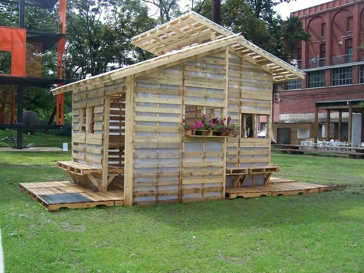 Постройки на участке своими руками фото Pin on Praktisch (buiten) wonen Pallet house, Pallet house plans, Shed homes