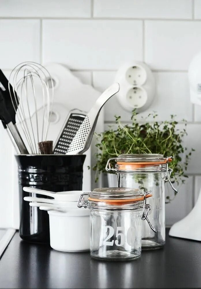 Посуда в интерьере кухни kitchen utensils styling. from Mitt vita hus blog in 2019 Kitchen styling, Scand