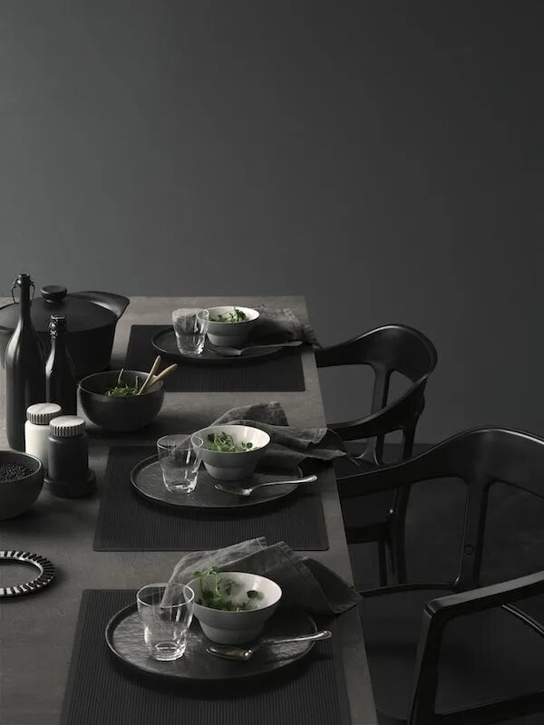 Посуда в современном интерьере vosgesparis Dinner table setting, Black dinner tables, Black table