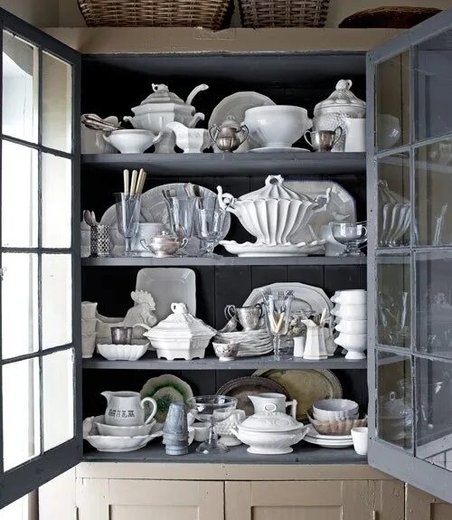 Посуда в витрине в гостиной фото Белая посуда для кухни. Decor, White dishes, Home decor