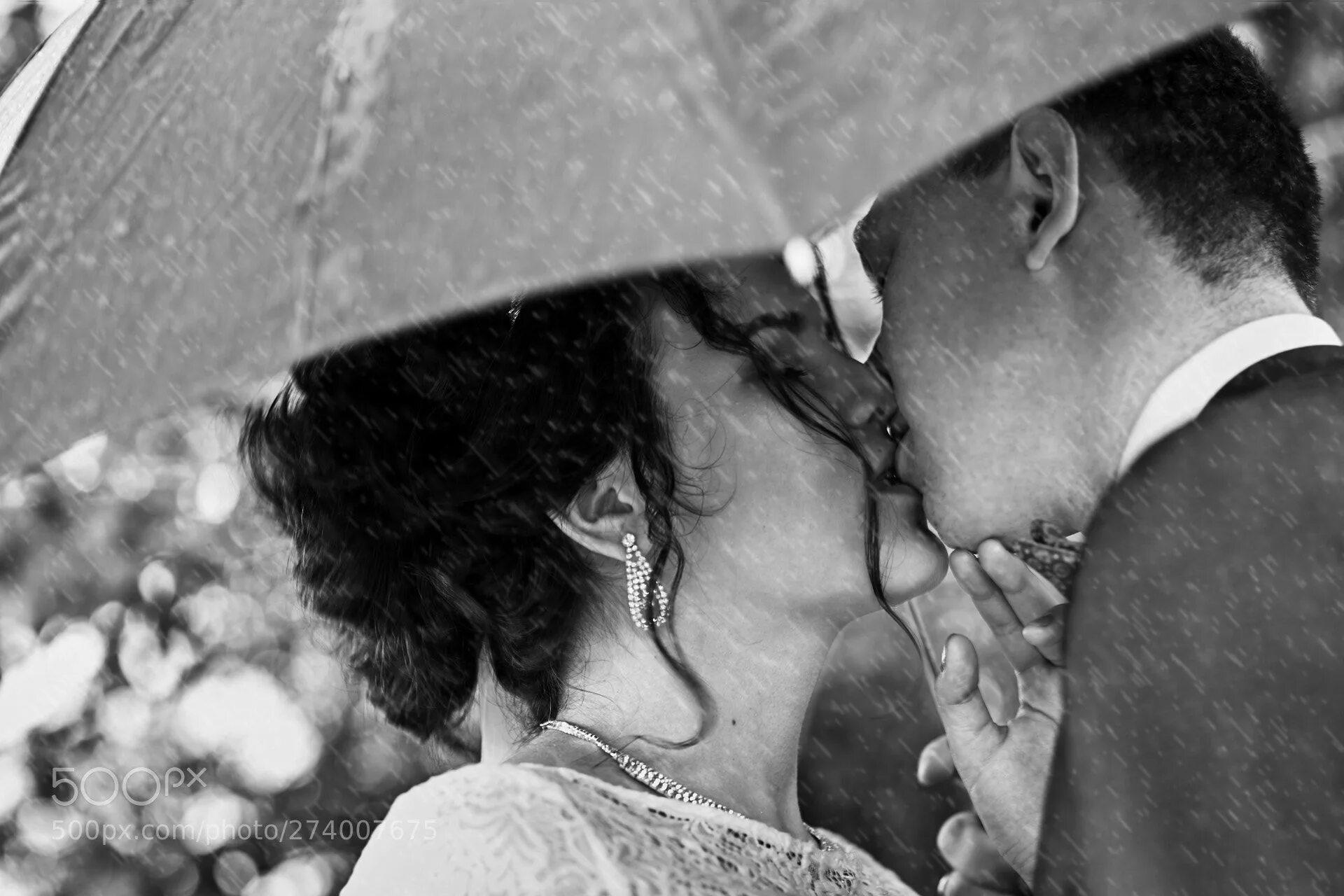 Поцелуй фото черно белое Kiss in the rain by alloof on 500px #Black and whiteweddingcoupleloverainkiss Ki