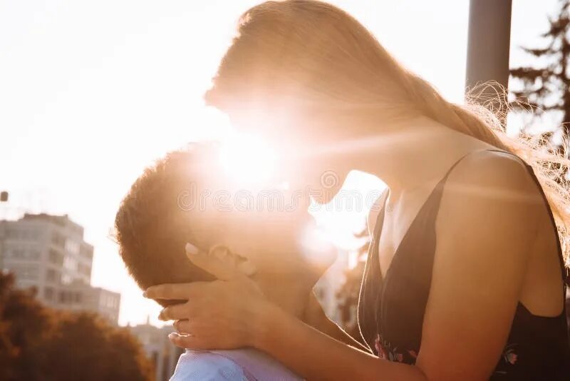 Поцелуй солнца фото The Couple Kisses, and between Them the Rays of the Sun, the Sun, the Light. Att