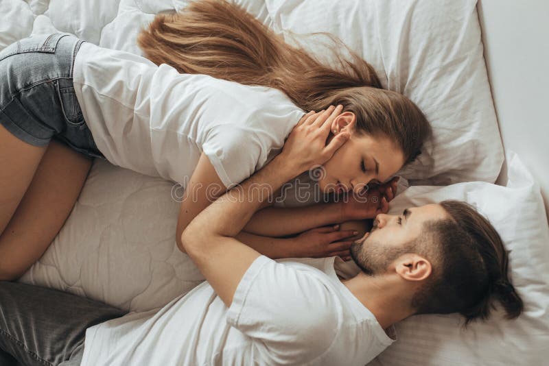 Поцелуй в кровати фото Beautiful Loving Couple Kissing in Bed Stock Photo - Image of people, girl: 1416