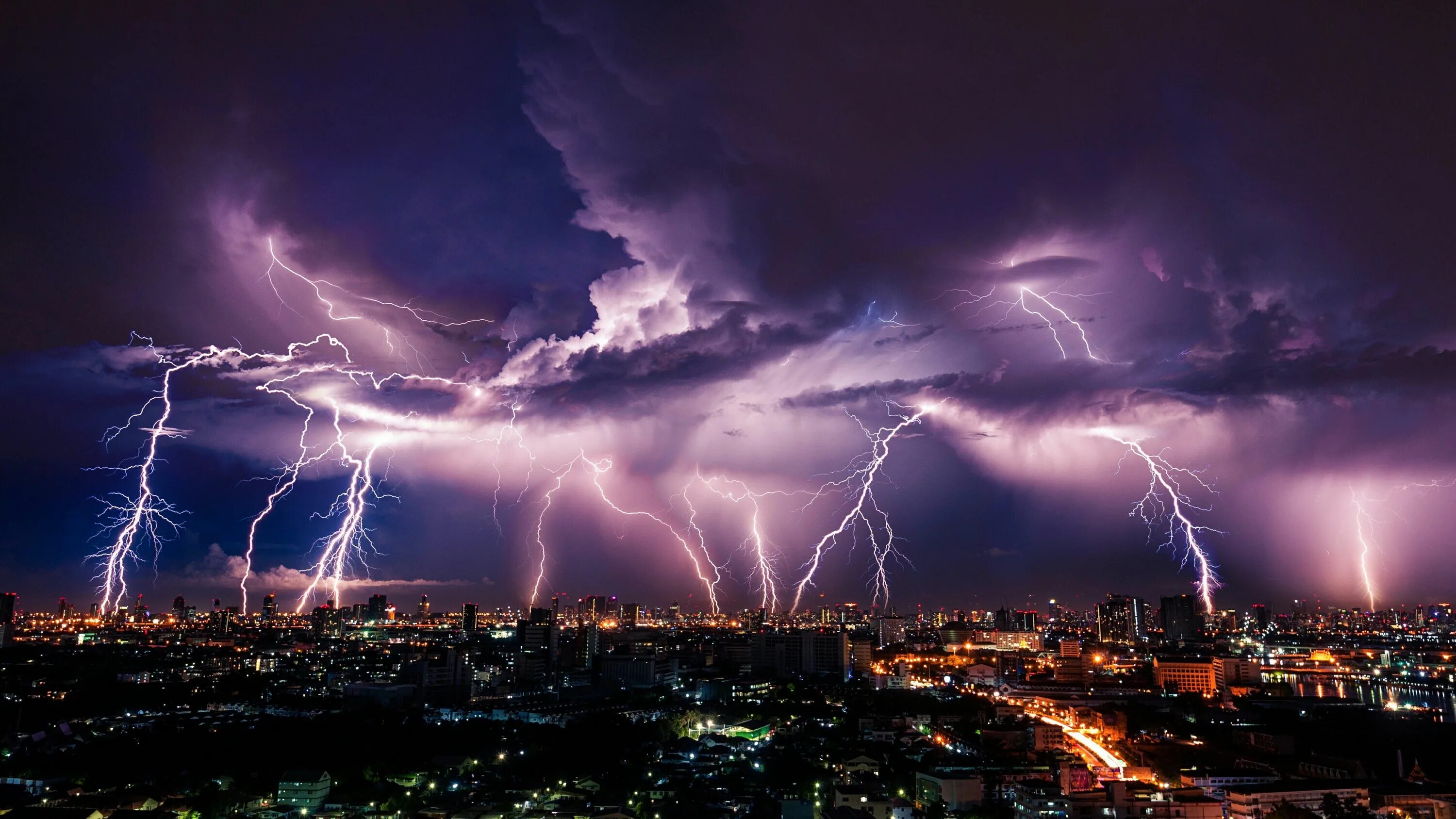 Потенциал молнии фото с земли #lightning #sky #thunder #city #thunderstorm #night #cloud #cityscape #phenomeno