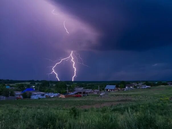 Потенциал молнии фото с земли #фото_@clubmeteo# метеоявления_@clubmeteo Грозовые пейзажи с. Азëво, Республика 