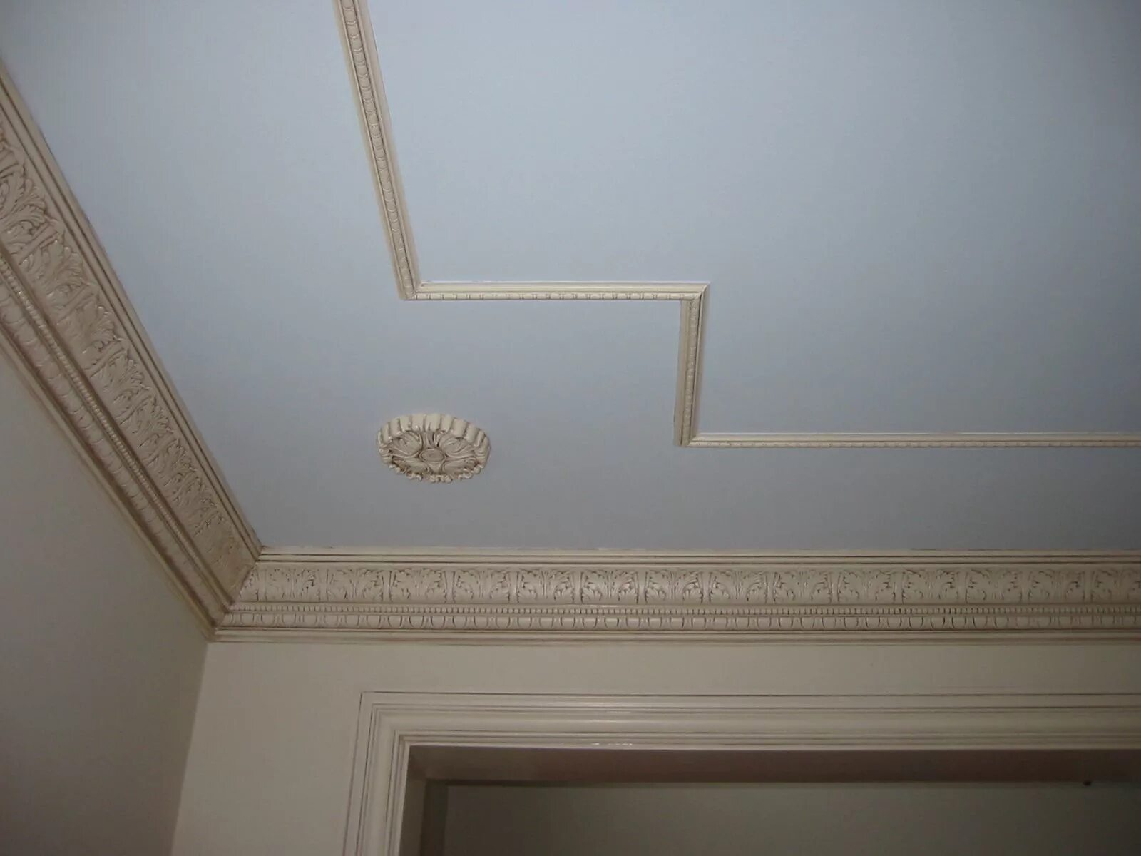 Потолки багетами фото Celing idea Molding installation, Crown molding installation, Ceiling design Mol