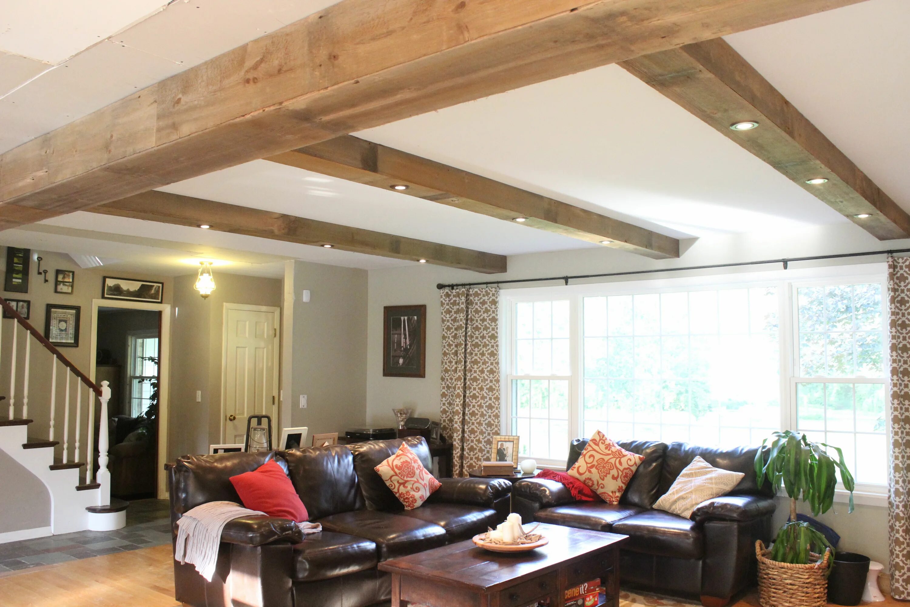 Потолки балки фото в доме DIY Reclaimed Barn Wood Beams Living room remodel, Room remodeling, Wood beam ce