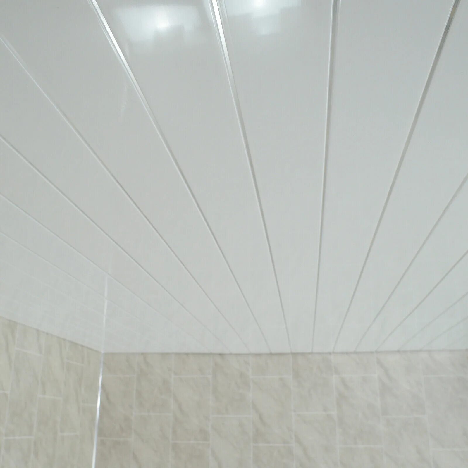 Потолки из панелей пластиковых в комнате фото Gloss White Chrome Strip 5mm PVC Bathroom Kitchen Ceiling Cladding Panels купить