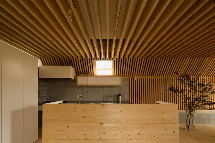 Потолки из рейки фото timber slats delineate triangle house by life style koubou Triangle house, Timbe