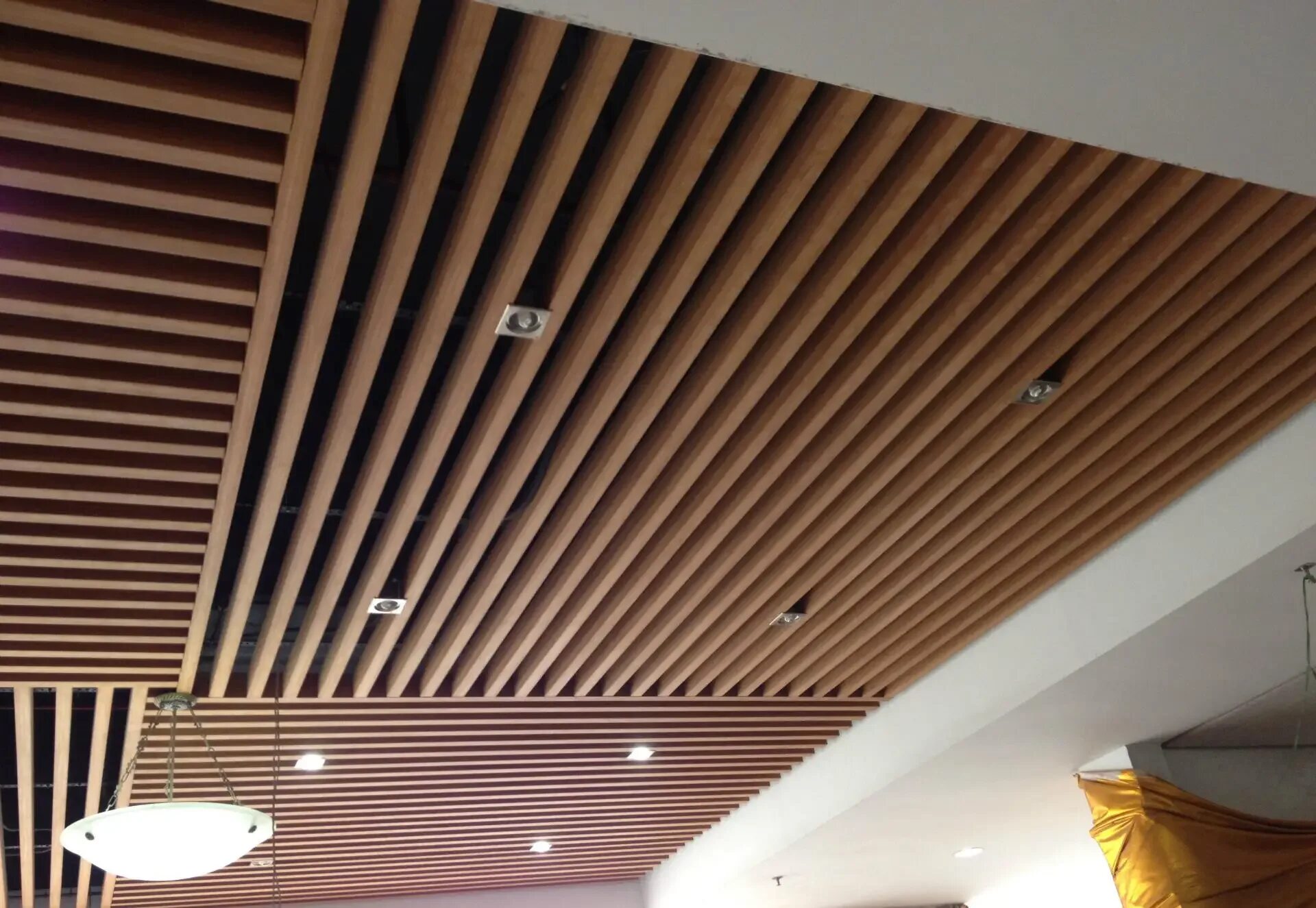 Потолки из рейки фото Commercial Fireproof Aluminum Square Tube Strip False Ceiling Tiles For Decorati