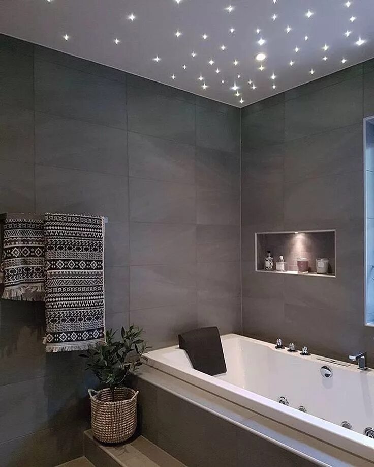 Потолки в ванную комнату фото и цены Dark grey bathroom Badkamer plafonds, Badkamer inrichting, Badkamer inspiratie