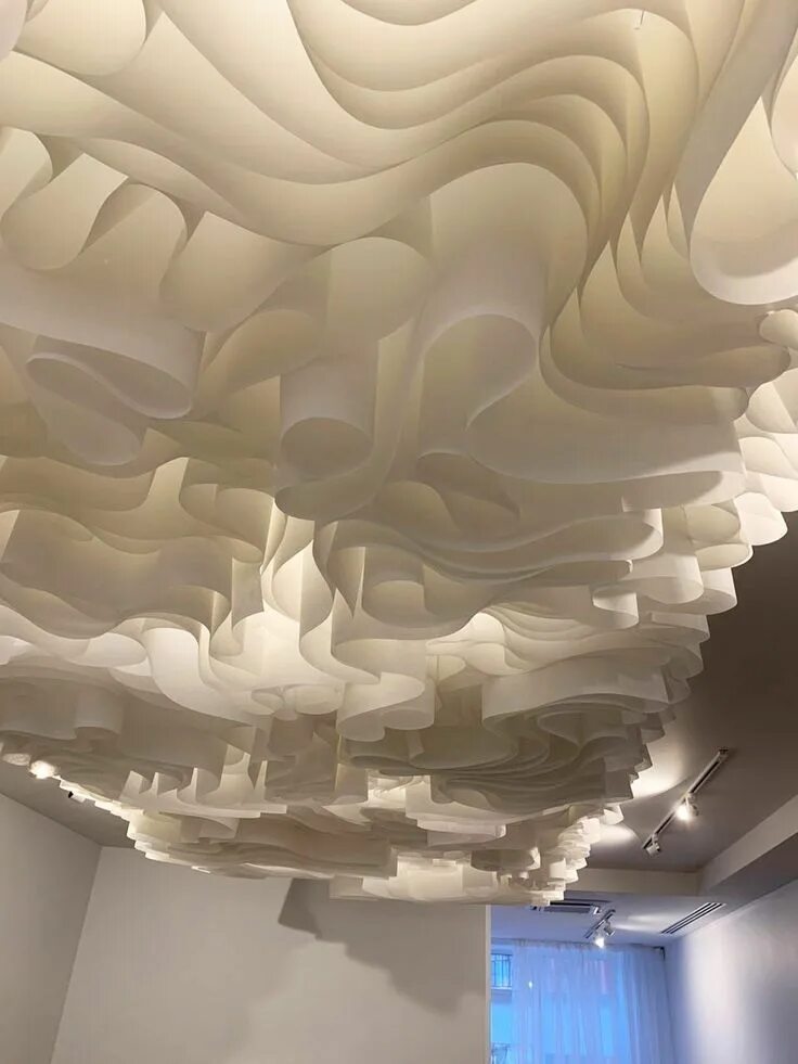 Потолки волнами фото Épinglé sur EHL_Resto en 2024 Idée luminaire salon, Styles de rideaux, Deco mais