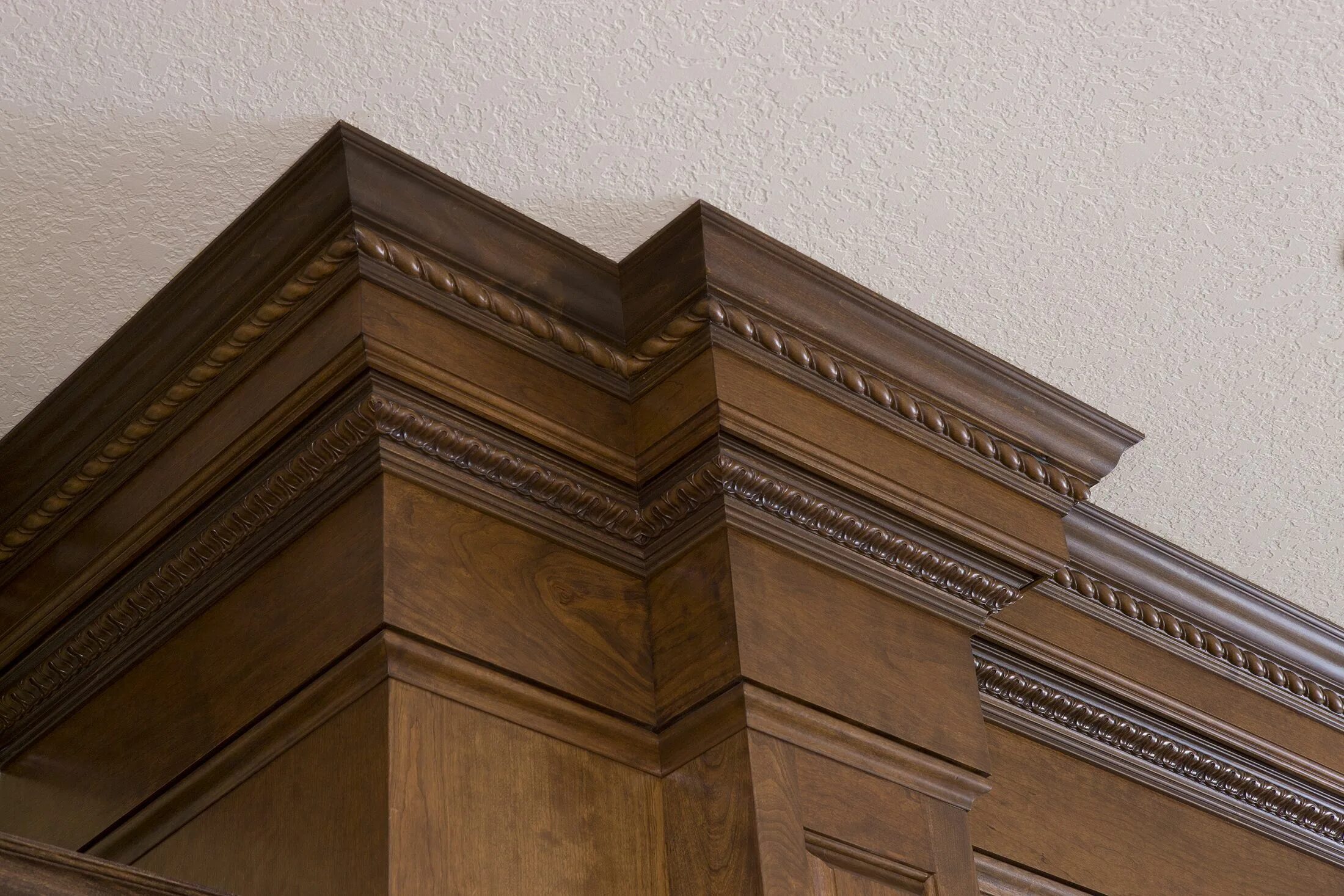 Потолочные плинтуса деревянные фото в интерьере Cherry double rope crown moulding detail. Quarter sawn white oak, Red oak, Stain