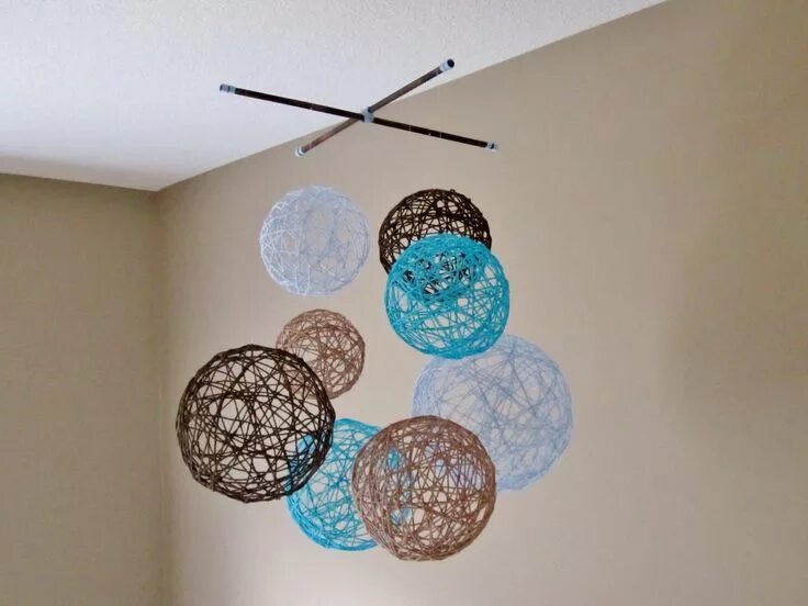 Потолочный декор своими руками Yarn around balloons Elmers glue, and hang with lights inside! Baby decor diy, B