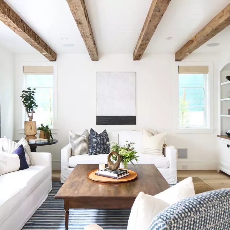 Потолочный интерьер фото Gorgeous beams and soft colors in this airy sun-filled living room. Farm house l