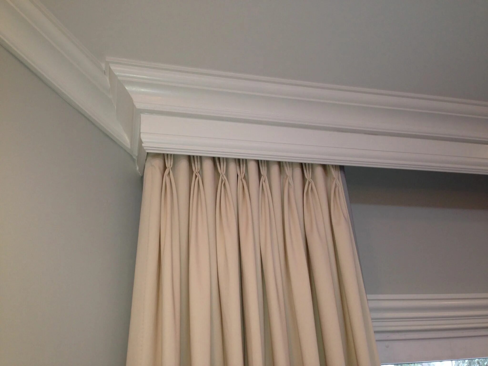 Потолочный плинтус для штор фото 3 finger pinch pleat installed in custom crown valance Home decor, Window draper