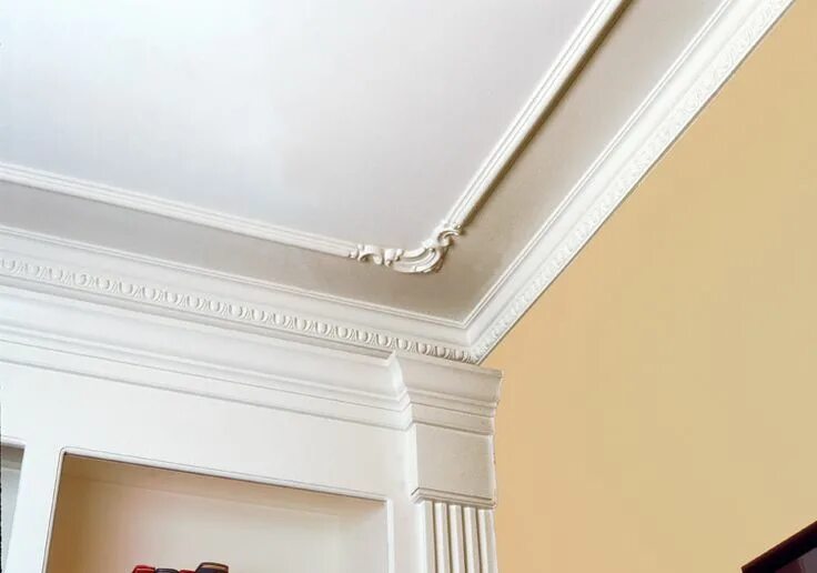 Потолочный плинтус в интерьере фото ceiling molding and corner trim #onekingslane #designisneverdone Moldings and tr