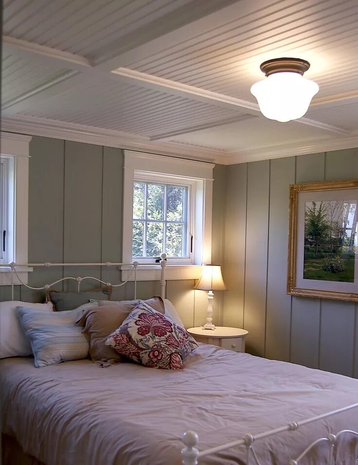 Потолок дачного дома фото I like the bead board ceiling. Cottage bedroom, Small coastal cottage, Home bedr