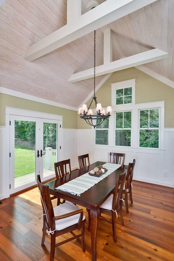 Потолок дачного дома фото This dining room features a vaulted whitewashed tongue and groove ceiling with e