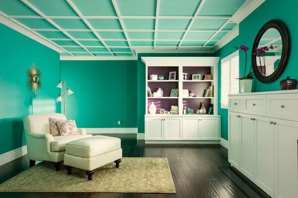 Потолок и стены в один цвет фото Learn which paint colors make up the dramatic teal bedroom seen in this post, an