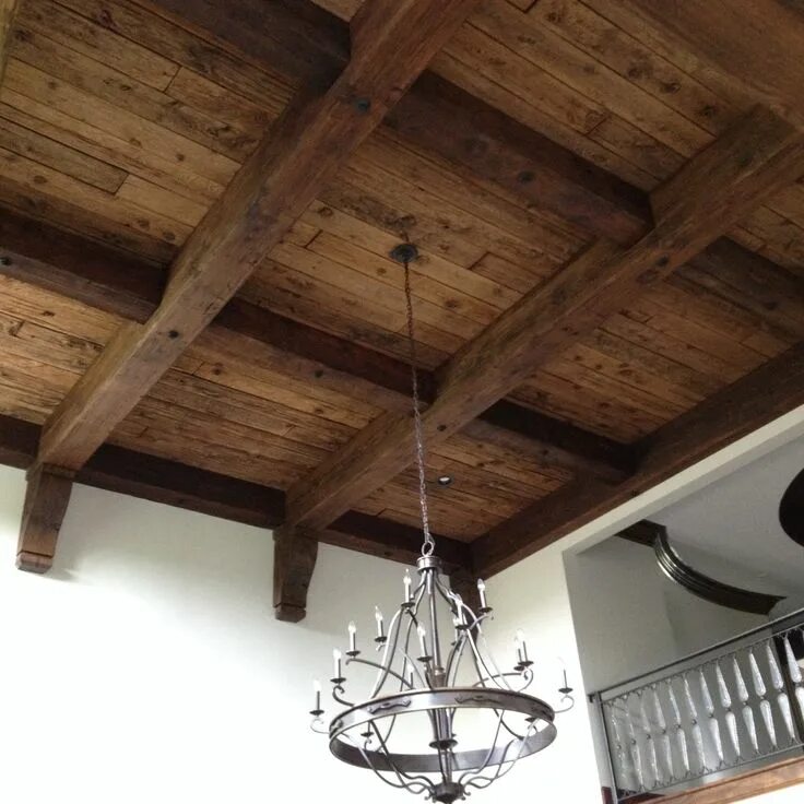 Потолок из дерева своими руками фото Pin on Hotdog House Wood beam ceiling, Wooden beams ceiling, House ceiling desig