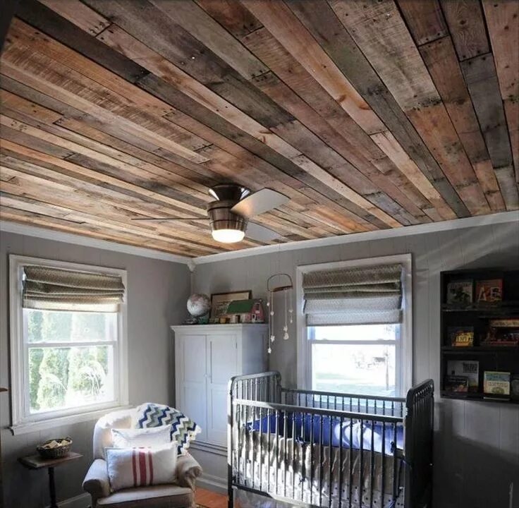 Потолок из досок в доме фото Ceiling finished with wood pallets. #basementceilingideas Pallet ceiling, Ceilin