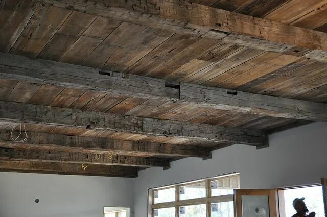 Потолок из досок в доме фото Barn wood ceiling, House restoration, Ceiling design