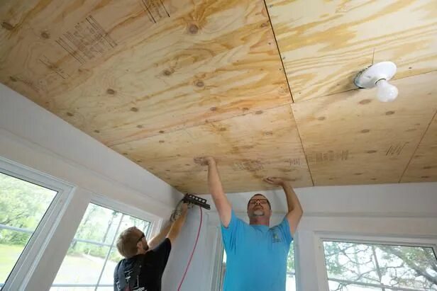 Потолок из фанеры в деревянном доме фото How to Install a Reclaimed Wood Ceiling Treatment Reclaimed Wood Строительство