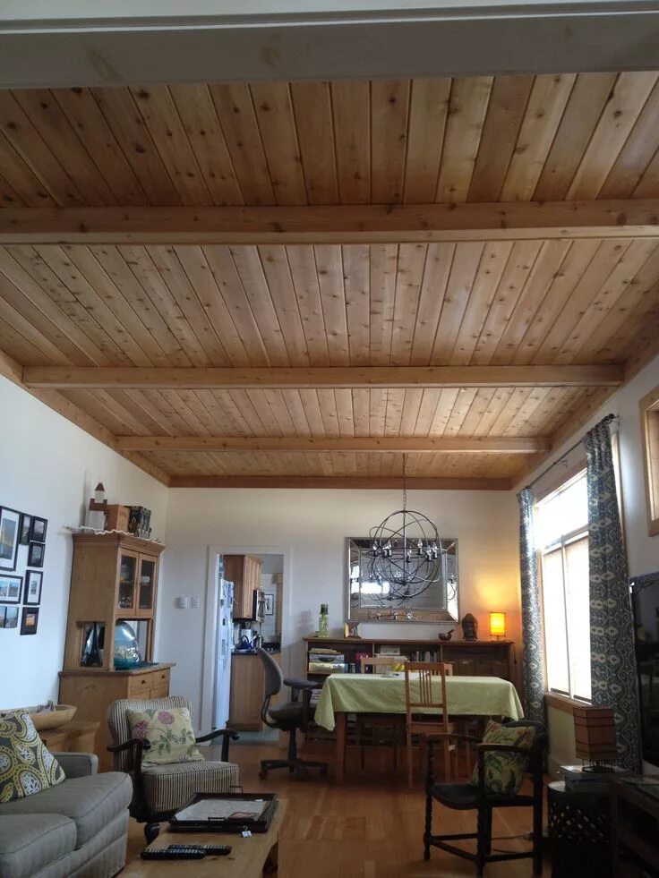 Потолок на даче варианты отделки фото Cedar Plank ceiling in cottage with false beams Wood plank ceiling, Wooden ceili