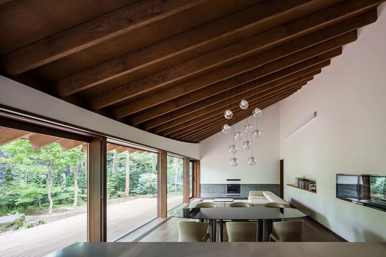 Потолок под дерево фото Tim Bunker’s Saves from This Serene Japanese Retreat’s Overlapping Roofs Look Li