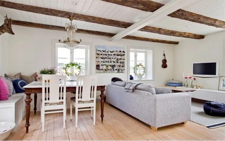Потолок с балками в деревянном доме фото Decoración de interiores: Salones inspiradores Living room scandinavian, Cozy li