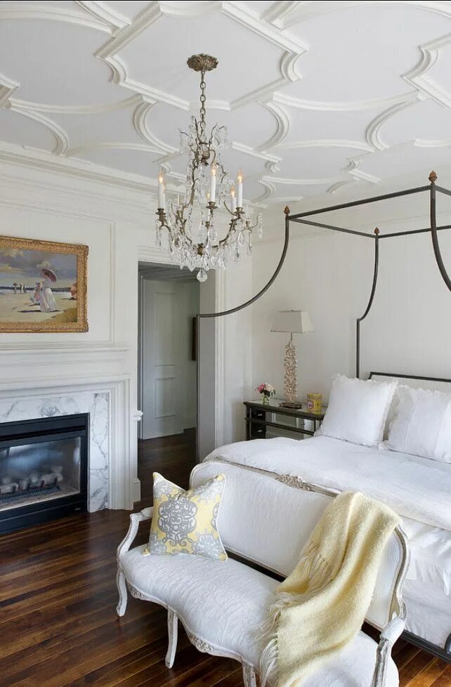 Потолок с лепниной в современном интерьере Bedroom...that ceiling French bedroom design, Home decor, Bedroom design