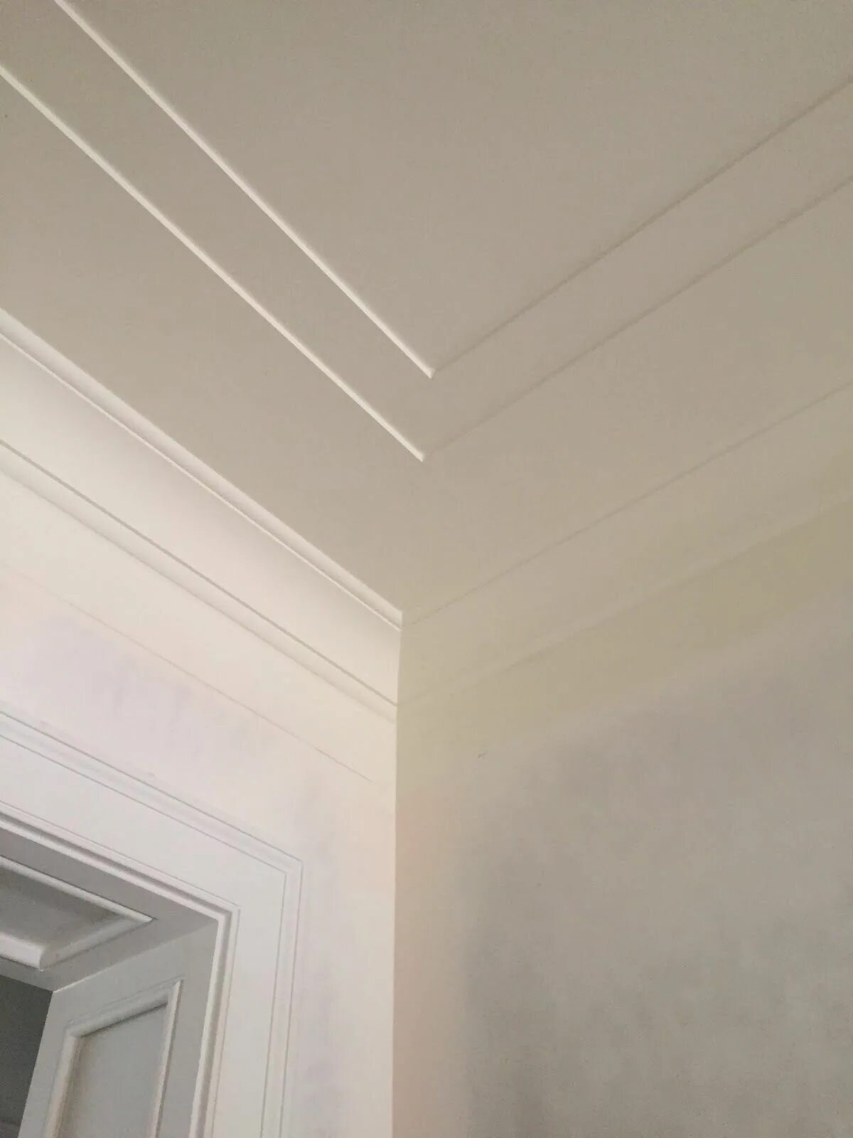 Потолок с молдингами фото THIS AND THAT Cornice design, House ceiling design, Ceiling trim